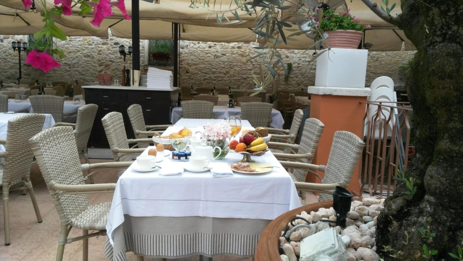 Corte San Luca Apartments Bardolino Bagian luar foto