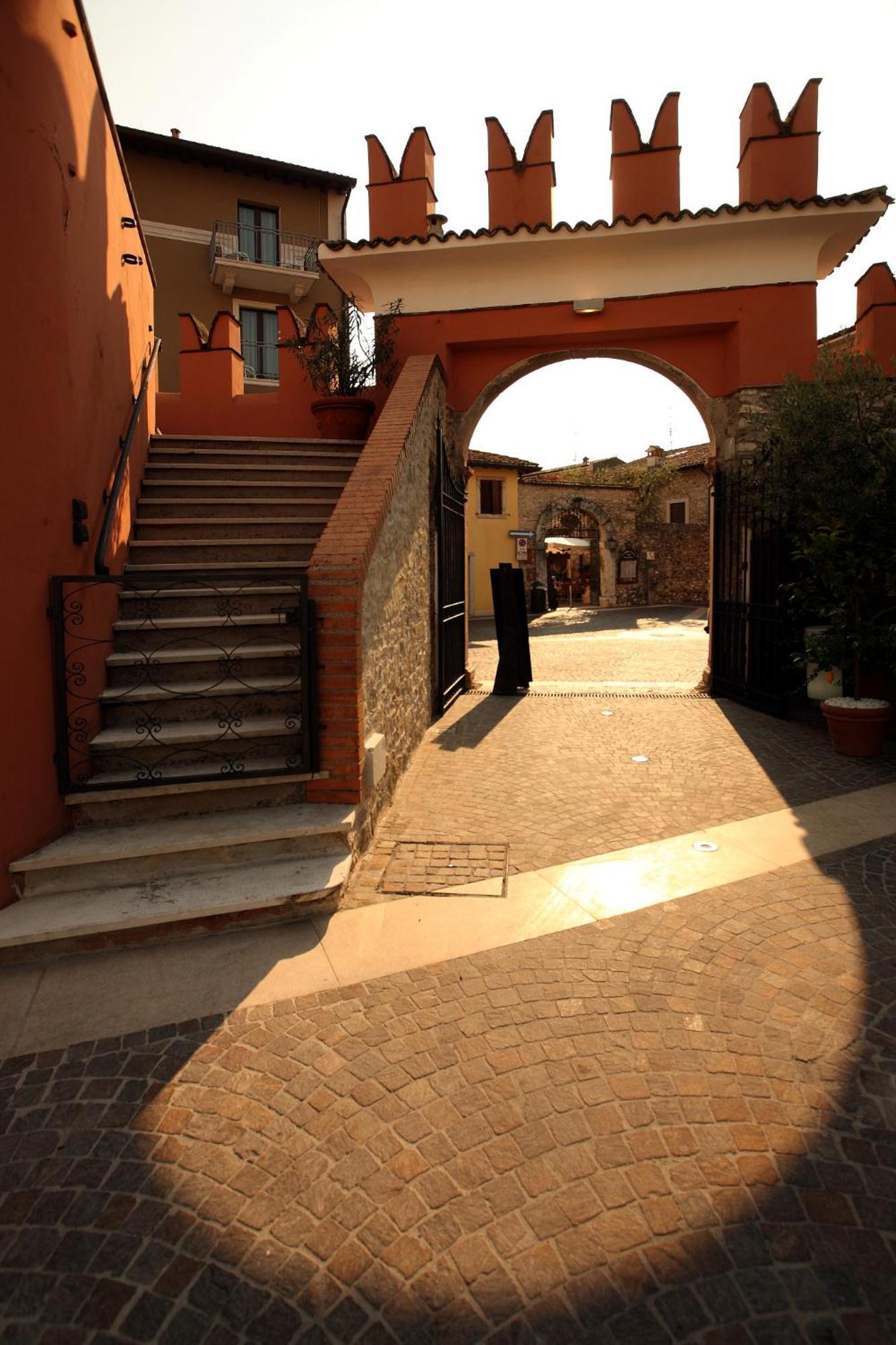 Corte San Luca Apartments Bardolino Bagian luar foto