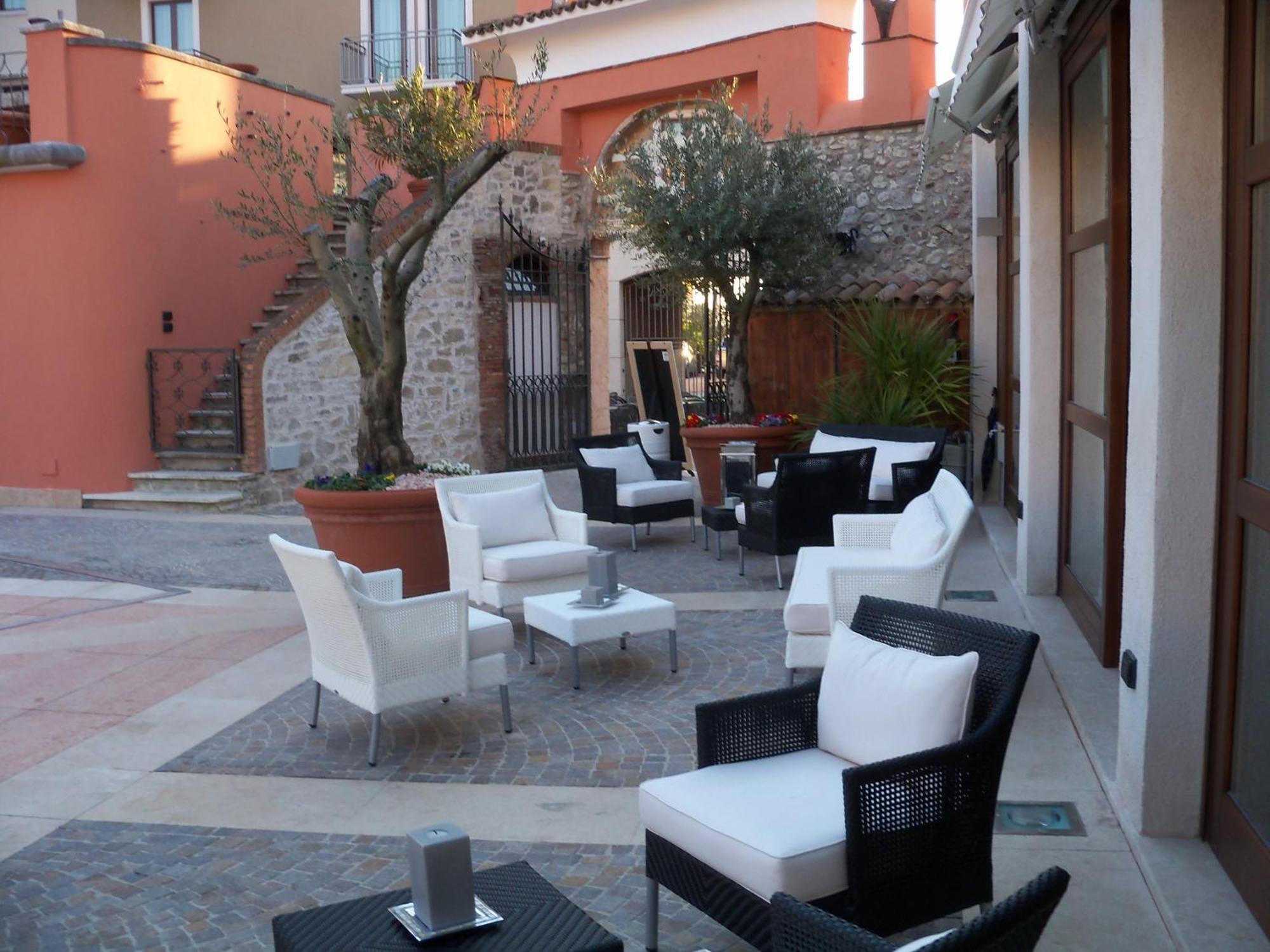 Corte San Luca Apartments Bardolino Bagian luar foto