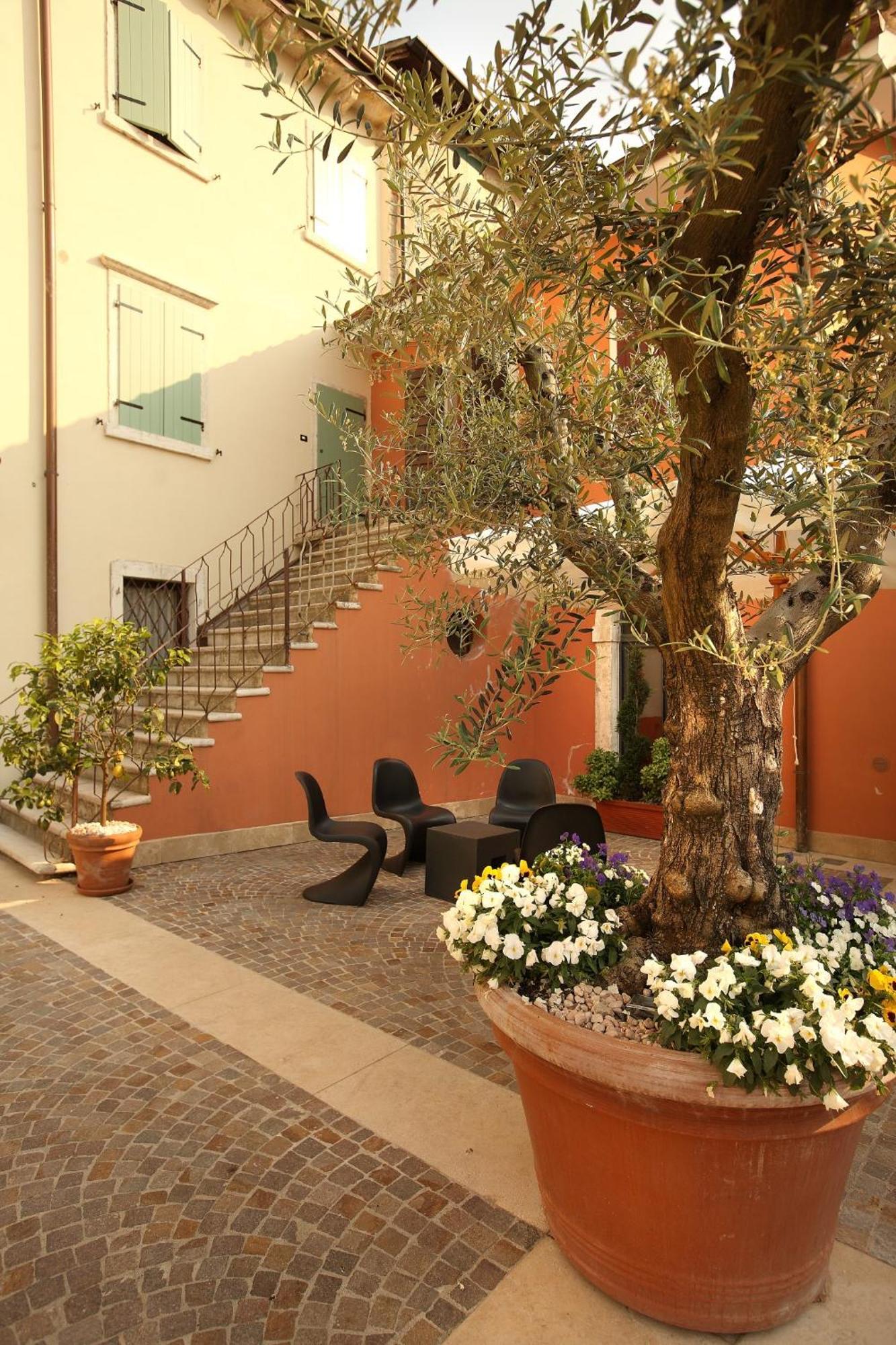 Corte San Luca Apartments Bardolino Bagian luar foto